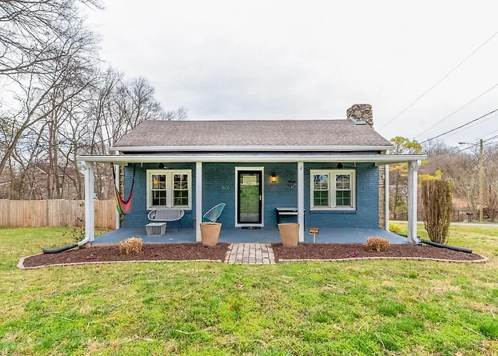 Historic East Nash Sleeps 6