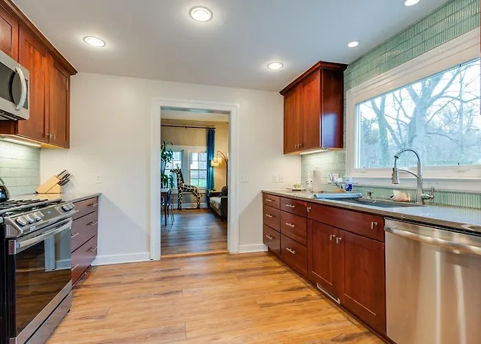 Historic East Nash Sleeps 6